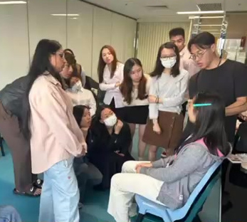 WaiTo demonstrating makeup to a group of participants